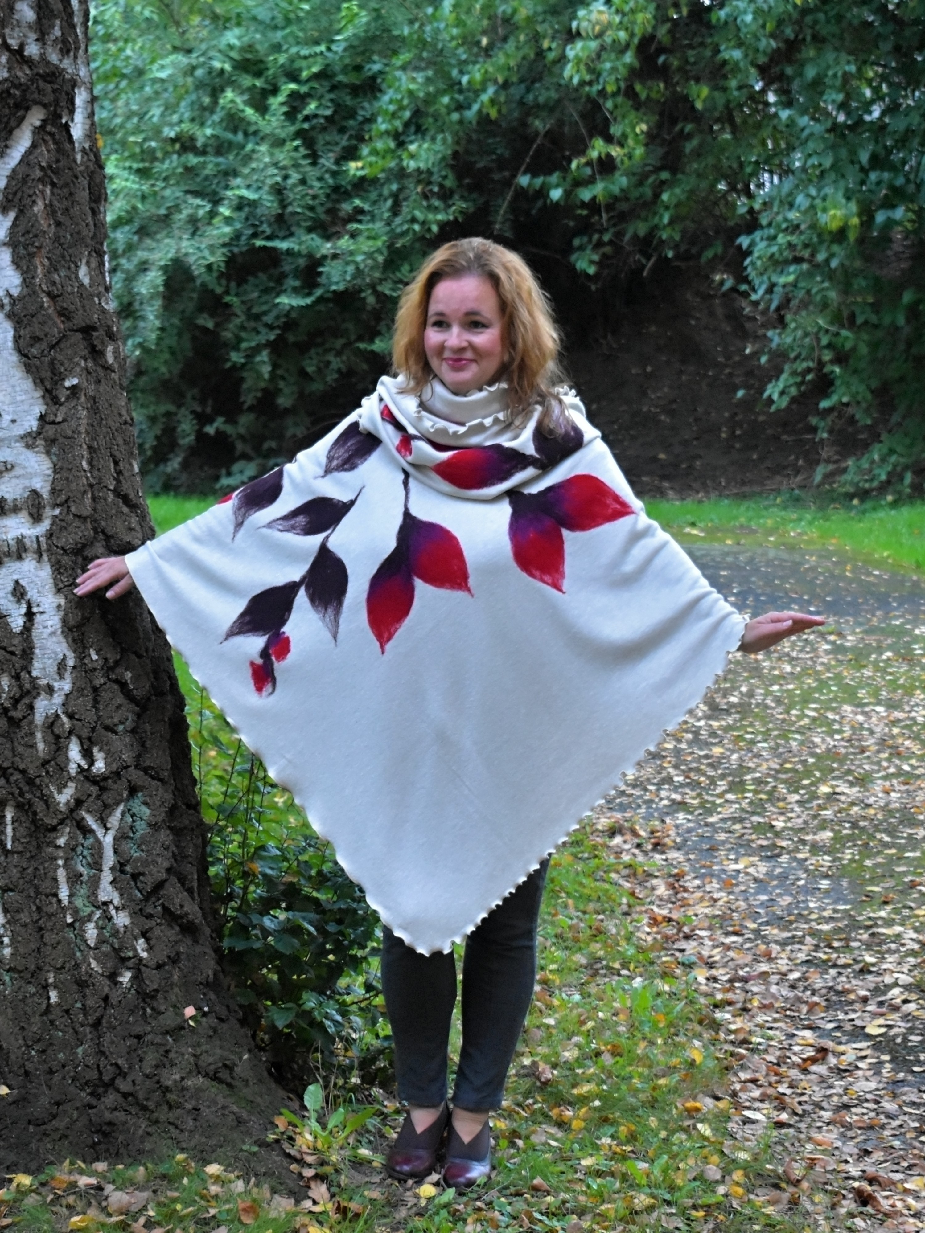 SMETANOVÉ pončo s červenými květy + šála