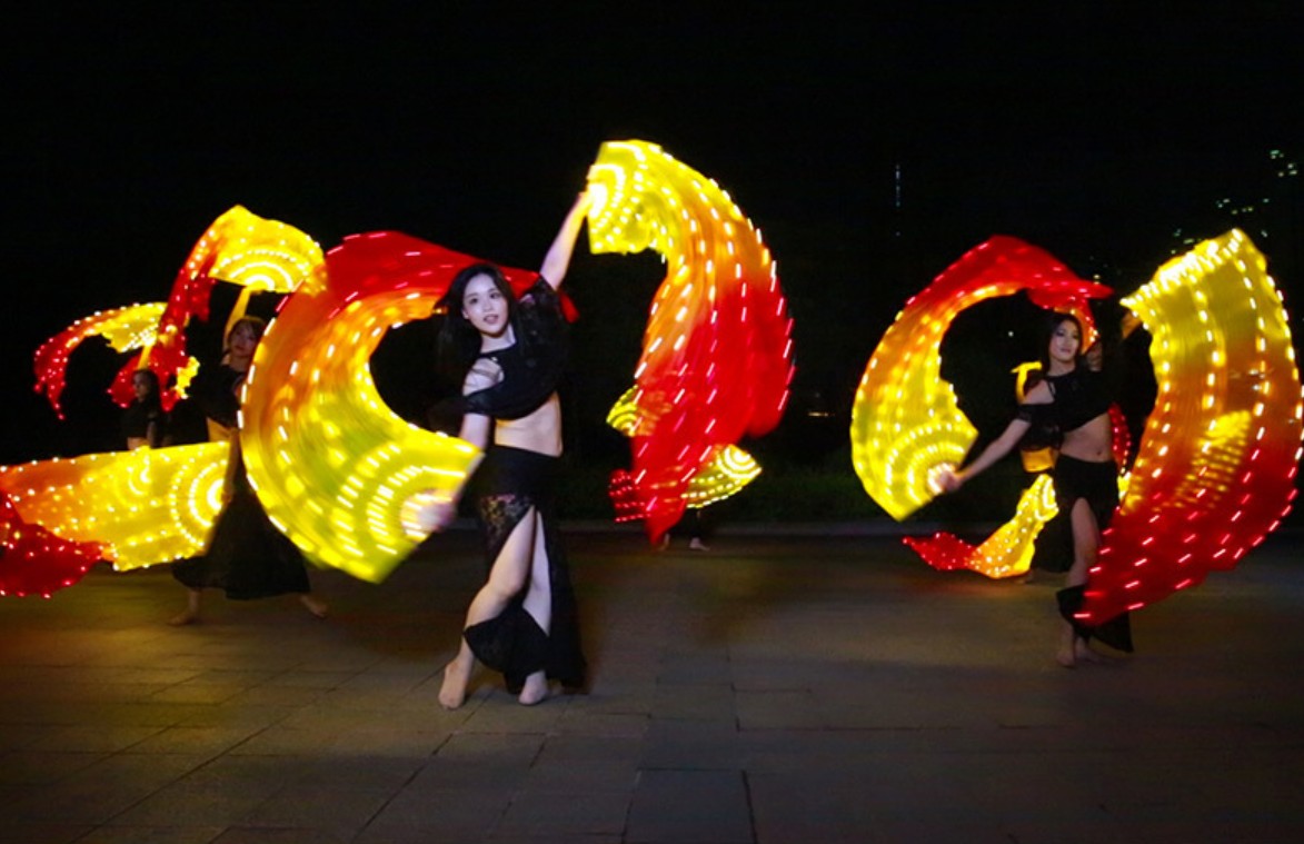 LED hedvábné vějíře 180x90 - ŽLUTÁ/ORANŽ/ČERVENÁ - na 3.7V nabíjecí baterie