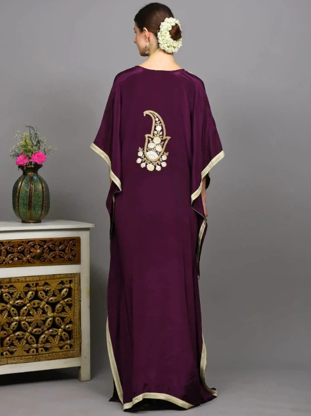 Kaftan AMITA s výšivkou - FIALOVÝ