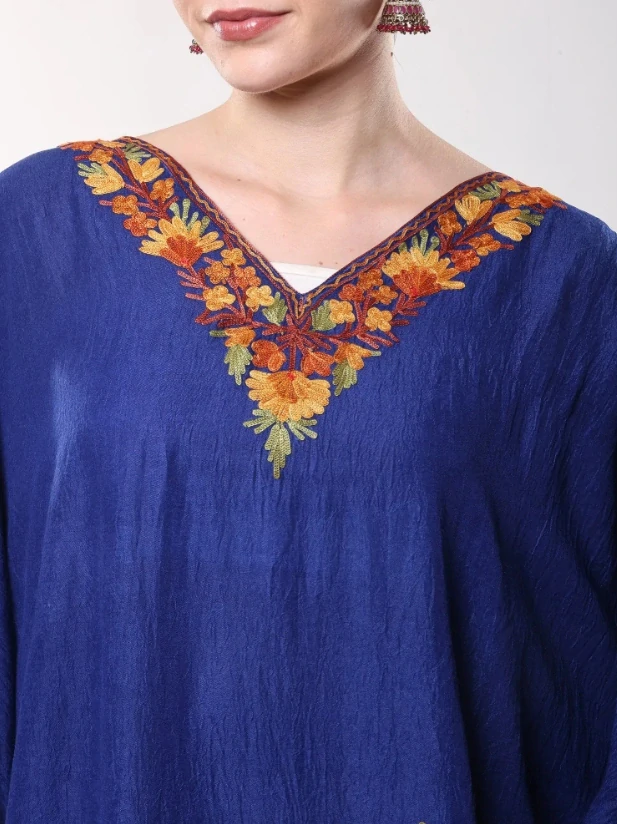 Bavlněný kaftan VIRENA s výšivkou - TMAVĚ MODRÝ