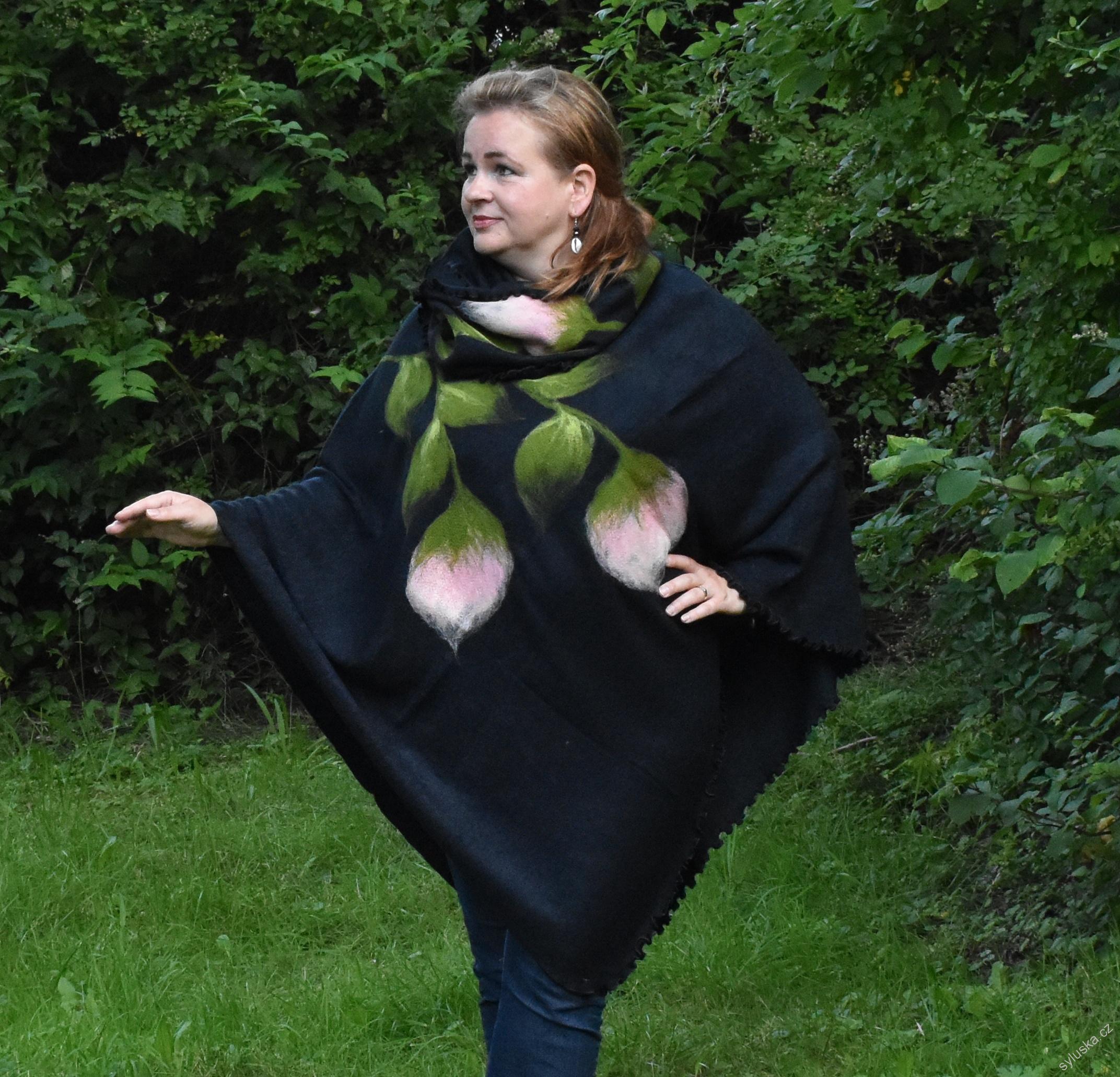 Pončo ČERNÉ s růžovými květy