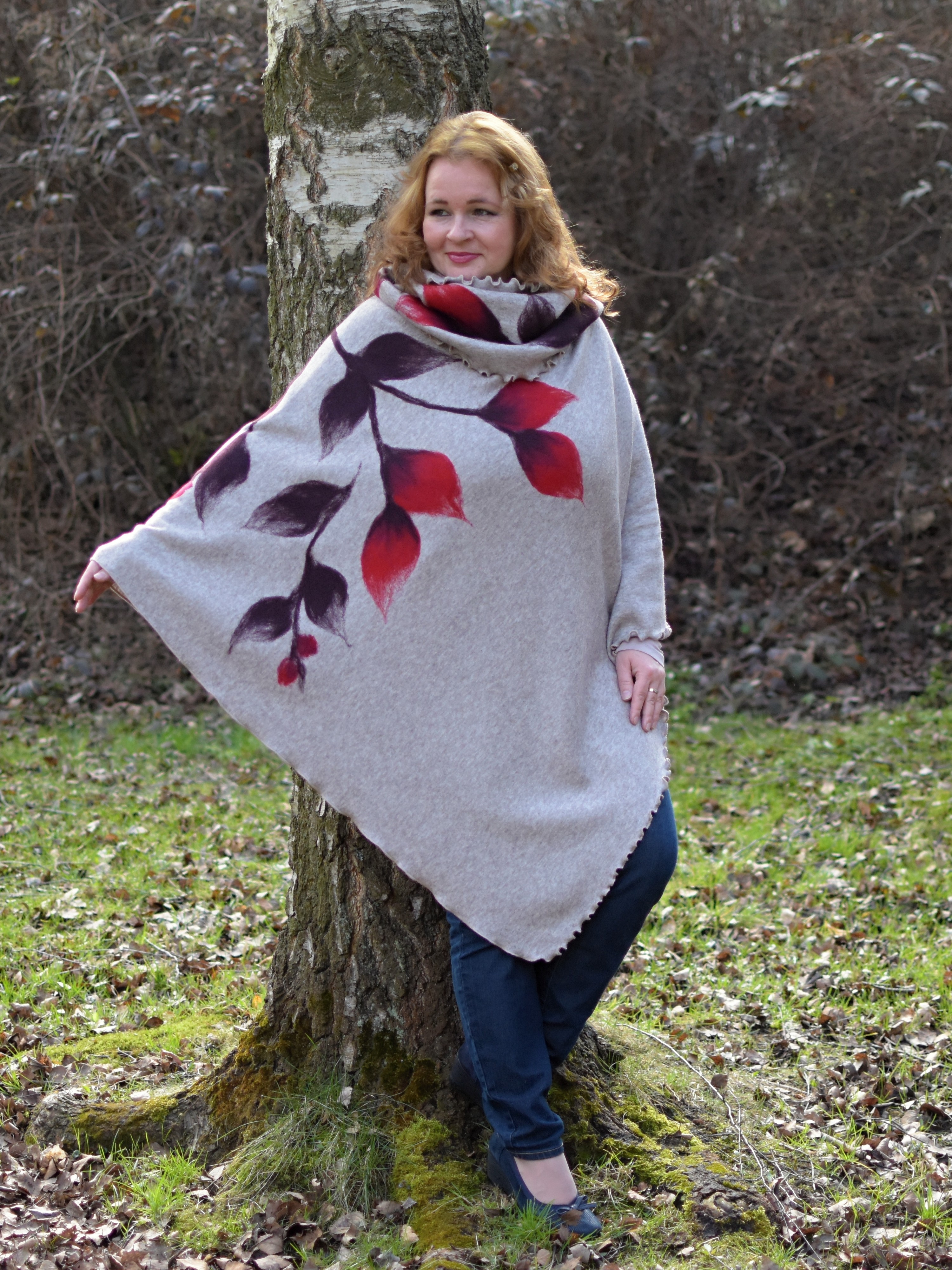 SVĚTLÉ CAPPUCCINO pončo s červenými květy + šála