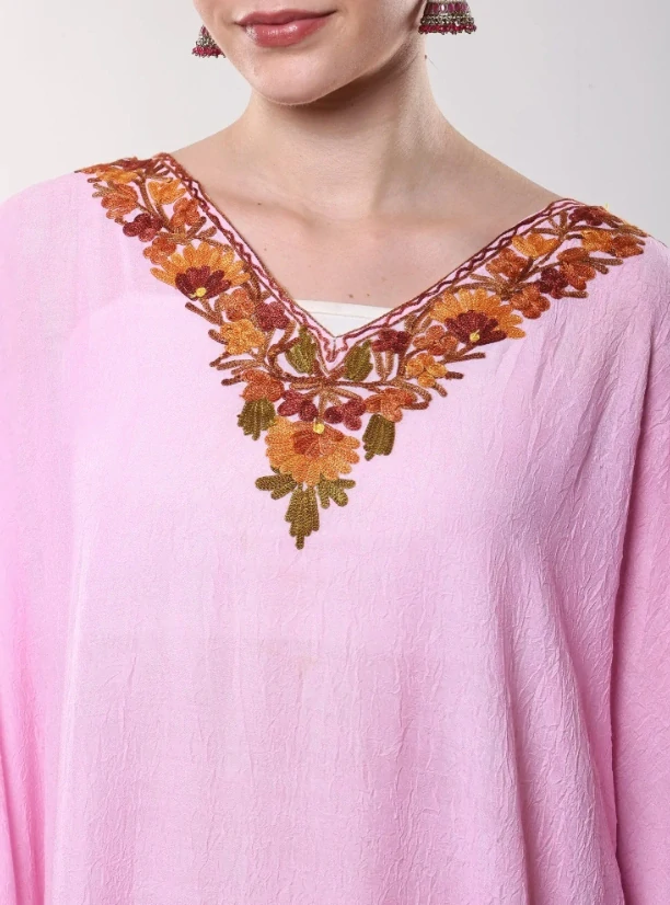 Bavlněný kaftan VIRENA s výšivkou - SVĚTLE RŮŽOVÝ