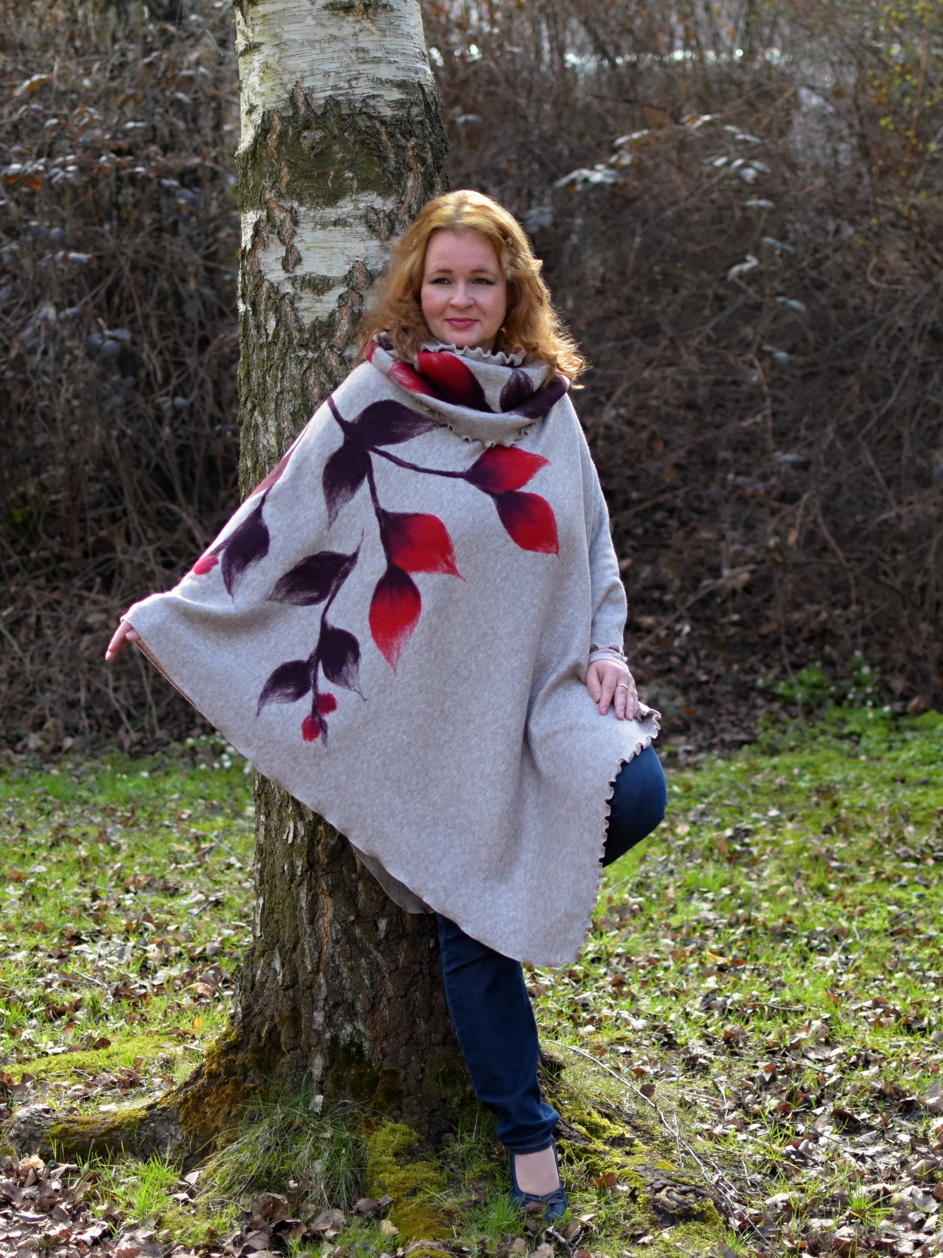 SVĚTLÉ CAPPUCCINO pončo s červenými květy + šála