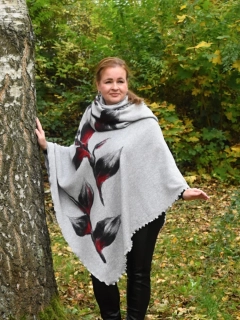 SKLADEM - Pončo ŠEDÉ květinové + šála, vel. XXL